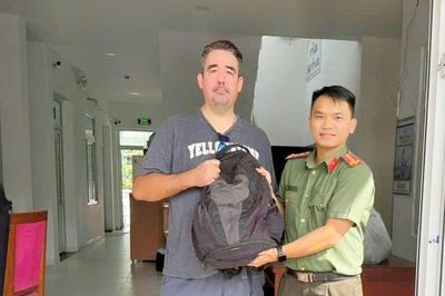 Du khách nước ngoài cảm ơn Công an!