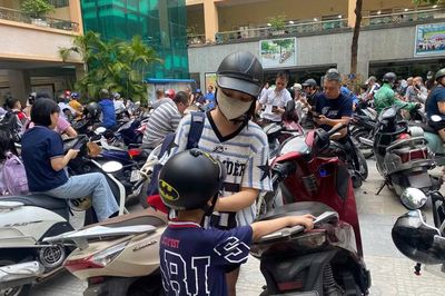 Phụ huynh tại Hà Nội chủ động trang bị mũ bảo hiểm khi đưa đón con