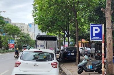 Hà Nội tăng phí trông xe đến 2 lần, 12 tuyến phố thu 50 nghìn đồng/giờ