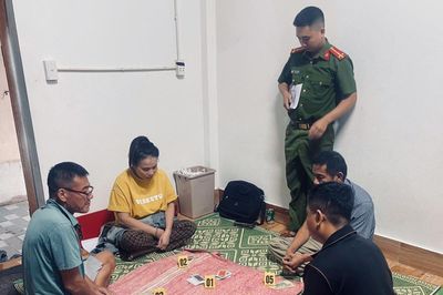 Khởi tố nhóm 'bác thằng bần'