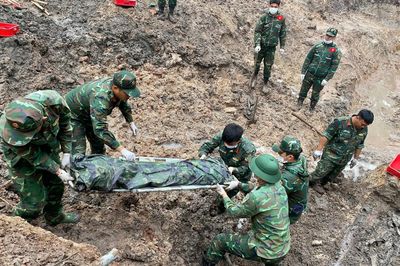 Tìm thấy thêm 33 hài cốt liệt sĩ tại Công viên Lê Thị Riêng sau 3 ngày
