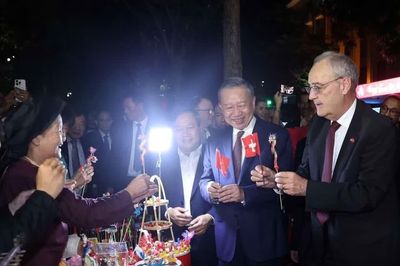 Tổng Bí thư, Chủ tịch nước và Phu nhân cùng Tổng thống Thụy Sĩ và Phu nhân dạo phố đi bộ