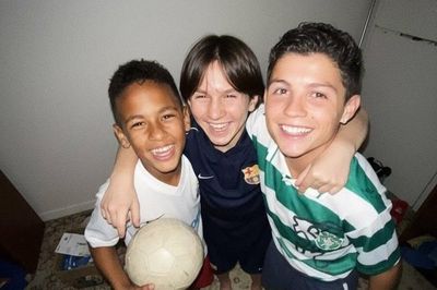 Tuổi thơ dữ dội của Messi, Ronaldo