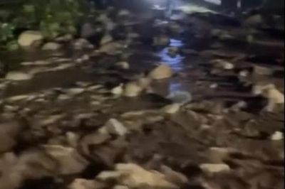 Lũ cuốn đất đá xuống đèo Đa Mi, tràn vào nhà dân ở Lâm Đồng