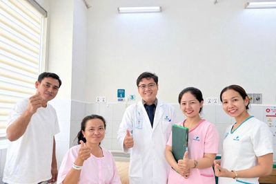 Phẫu thuật nội soi khối u buồng trứng lớn cho một phụ nữ người Campuchia