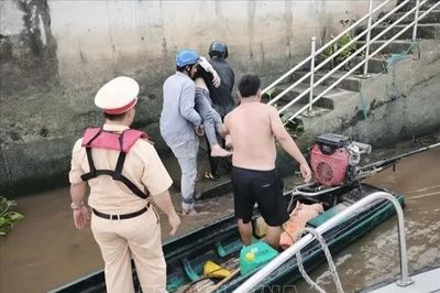 Cảnh sát đường thủy cứu sống nam thanh niên nhảy cầu Bến Lức