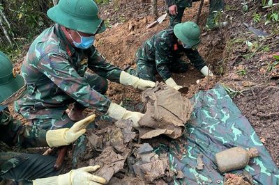 Sư đoàn 10 (Quân đoàn 34) quy tập được một bộ hài cốt liệt sĩ tại xã Đăk Pét (tỉnh Quảng Ngãi)