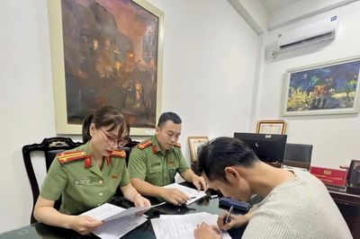Công an Hà Nội kiểm tra đột xuất cuộc thi hoa hậu, phát hiện vi phạm