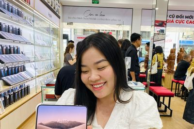 Dân TP.HCM đi 100 km từ sáng sớm nhận iPhone Duo