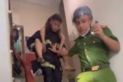 Hà Nội: Phá cửa cuốn, cứu 5 người mắc kẹt trong nhà cháy