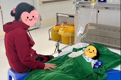 Bé gái 26 tháng nuốt viên bi sắt 0,9 cm, mắc kẹt suốt 1 tuần