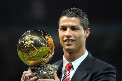 Vượt Messi, Ronaldo giành 'Quả bóng vàng mọi thời đại'