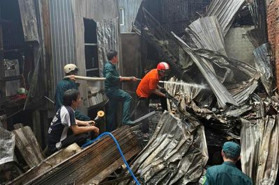 An Giang: Hàng chục cán bộ, chiến sĩ dân quân tham gia chữa cháy