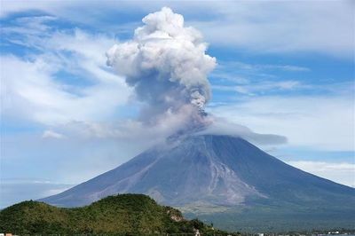 Philippines đưa hơn 1.400 người đi sơ tán sau khi núi lửa Mayon phun trào