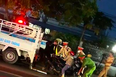Bị bắn tốc độ, nữ tài xế 'ngồi lì' trên xe cản trở CSGT xử lý