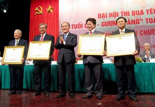 Phó Thủ tướng Nguyễn Sinh Hùng trao Bằng khen của Thủ tướng cho các tập thể, cá nhân đã có thành tích xuất sắc trong phát triển kinh tế, đảm bảo an ninh chính trị, xã hội - Ảnh: Chinhphu.vn