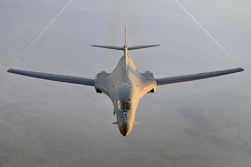 B-1 Lancer sở hữu khả năng bay linh hoạt cùng tải trọng lớn. Thiết kế cánh có thể thu vào duỗi ra giúp khả năng bay của B-1 Lancer trở nên linh hoạt.