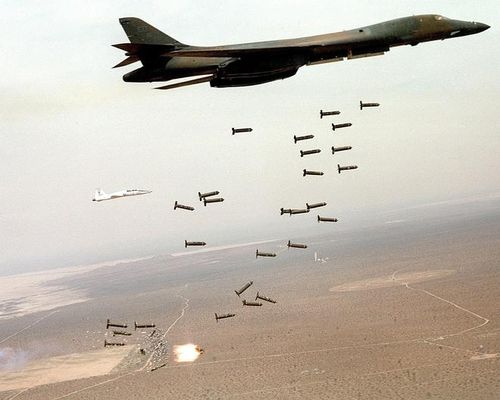 Khi mới được đưa vào biên chế quân đội Mỹ, B-1B Lancer được giao trọng trách ném bom hạt nhân. Tuy nhiên, những chiếc B-1 Lancer được chuyển sang thực hiện nhiệm vụ ném bom chiến lược trong chiến dịch Cáo sa mạc ở Iraq năm 1998.