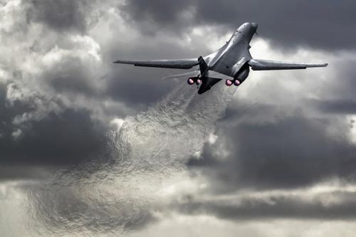 Một chiếc B-1 Lancer cất cánh rời mặt đất.