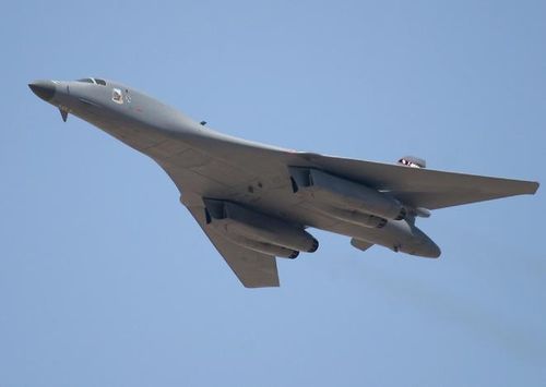Tuy là máy bay ném bom chiến lược nhưng B-1 Lancer sở hữu thiết kế gần gống với các loại phản lực chiến đấu, giúp nó có thể bay siêu âm mà không loại máy bay ném bom nào đạt được.
