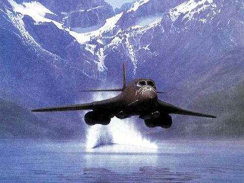 Có tải trọng tương đương với người tiền bối B-52 nhưng B-1 Lancer dễ dàng hoạt động ở độ cao rất thấp, tương đương với các máy bay chiến đấu phản lực. Khả năng này không chỉ giúp B-1 Lancer luồn sâu vào lòng địch mà còn giúp nó tiêu diệt chính xác mọi mục tiêu được chọn.