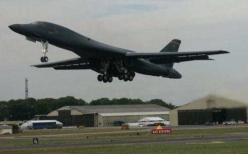 Khi phần cánh B-1 Lancer được thu sát vào thân, B-1 Lancer có thể bay linh hoạt với vận tốc đạt tới 2.400 km/h với phiên bản B-1A Lancer hay hơn 1.300 km/h với phiên bản B-1B Lancer. Khi rời mặt đất, cánh của B-1 Lancer được duỗi ngang để tăng khả năng chuyên chở của chiếc máy bay ném bom chiến lược.