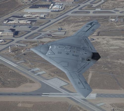 Mỹ đang thử nghiệm UAV X-47B có khả năng mang bom, cất cánh trên tàu sân bay.