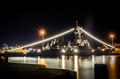  Tàu khu trục USS Mahan (DDG-72) của Hải quân Mỹ được trang hoàng lộng lẫy chuẩn bị chào đón giáng sinh.