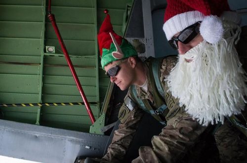  Lính ông già Noel đang đẩy những gói hàng từ máy bay vận tải xuống cho binh lính Mỹ đồn trú ở Afghanistan. 
