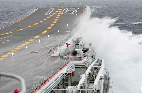  Hình ảnh sóng biển đánh lên boong tàu sân bay Liêu Ninh khi đang thực hiện khoa mục huấn luyện tại Biển Đông. 