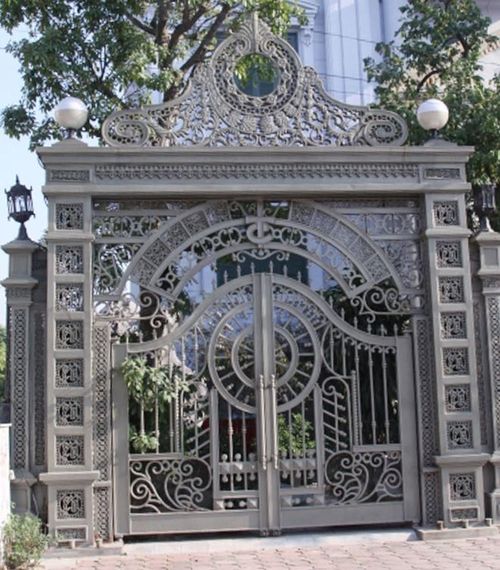 Cổng được xem là phụ kiện không thể tách rời, tạo nên dáng vẻ bề thế của ngôi nhà.