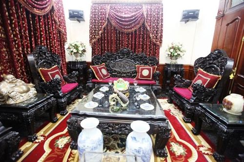 Nội thất được chọn mang dáng dấp cổ điển, giúp gia chủ tận hưởng cuộc sống hiện đại, thoải mái nhưng không lạc lõng với không gian chung.