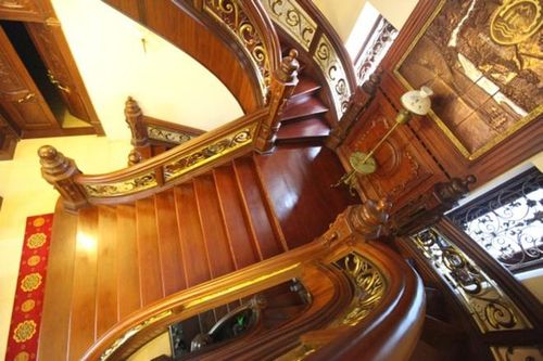 Mỗi khu vực chiếu nghỉ được thiết kế như một bức tranh tường.