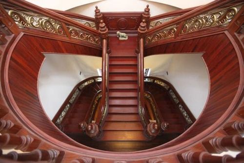 Cầu thang góp phần quan trọng vào việc định hướng phong thủy cho gia chủ, được thiết kế rất tỷ mỉ...