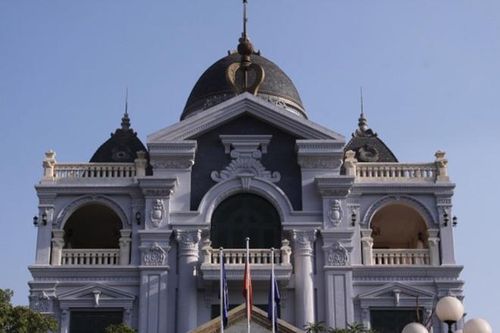 Tòa nhà có thiết kế cổ điển đặc trưng với mái vòm, cột đá, cầu thang lượn, hoa văn trang trí phía ngoài tinh xảo.