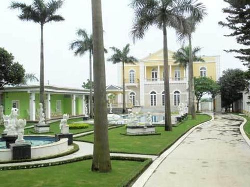 Có lẽ, chủ nhân của chúng có cùng sở thích, khi mà không gian của hai ngôi biệt thự có phong cách giống hệt nhau đến từng chi tiết nghệ thuật. 