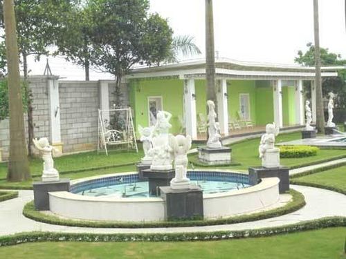 Xung quanh đài phun nước các thiên thần đang chơi nhạc công, ở giữa là một nàng tiên cá. 