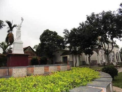 Phiên bản tượng nữ thần tự do được đặt trên một đài cao hai tầng. 