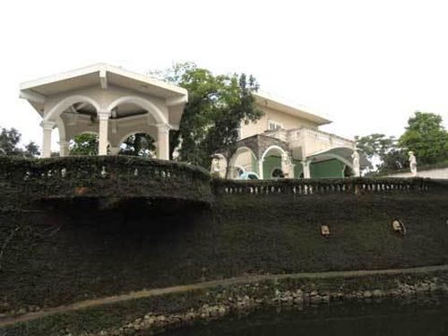 Một góc nhìn từ dưới hồ, một không gian biệt lập cho ngôi biệt thự. 