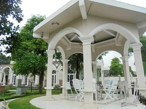 Điểm tiếp khách ngoài trời, nơi khách mời có thể ngồi tham quan toàn bộ ngôi biệt thự.