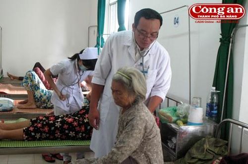 Bác sỹ, điều dưỡng đang khám bệnh nhân tại Khoa Lão, TTYT Ngũ Hành Sơn. Ảnh: H.N