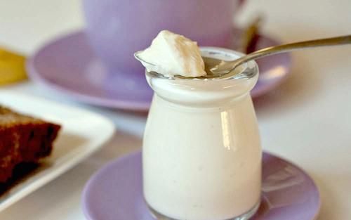 Sữa chua. Ngoài tác dụng hỗ trợ tiêu hóa, sữa chua còn chứa các probiotic quan trọng chống nhiễm trùng đường tiết niệu. Để tránh táo bón, các bà mẹ đang cho con bú nên ăn sữa chua hàng ngày.
