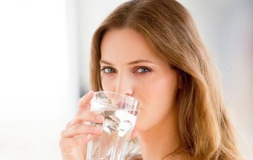 Nước. Các bà mẹ sau sinh được khuyên nên uống ít nhất 3-4 cốc nước lọc và hai cốc nước dừa mỗi ngày để bổ sung đủ lượng nước cho cơ thể và kích thích nhu động ruột.