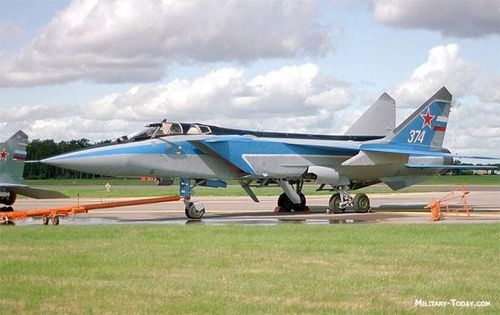 Mig-31 là tiêm kích đánh chặn siêu âm do Phòng thiết kế Mikoyan của Nga phát triển, dựa trên Mig-25. Mig-31 sở hữu tốc độ cao và dùng tên lửa để bắn hạ máy bay của đối phương ở khoảng cách xa. Loại tiêm kích này được trang bị nhiều tính năng hiện đại như hệ thống điện tử, dữ liệu kỹ thuật số, radar đa năng với hệ thống kiểm soát vũ khí cực mạnh.