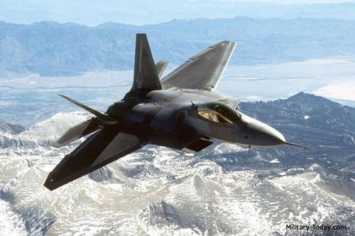 F-22 Raptor là máy bay chiến đấu tàng hình tiên tiến và đắt nhất trên thế giới hiện nay. Động cơ của “Chim ăn thịt” cho phép máy bay di chuyển siêu tốc trên quãng đường dài. Trong khi đó, vòi phun điều khiển vector lực đẩy cùng hệ thống lái giúp F-22 trở nên đặc biệt linh hoạt. Nó chính thức phục vụ Không lực Mỹ vào tháng 12/2005.