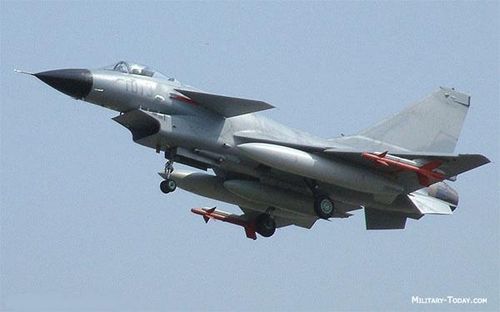 J-10 là loại tiêm kích đa năng hạng nhẹ một động cơ, có thể thực hiện được tất cả nhiệm vụ không đối không, không đối đất trong mọi điều kiện thời tiết. Chiếc máy bay này do Viện thiết kế máy bay Thành Đô cùng Công nghiệp hàng không Israel thiết kế, và được Tập đoàn công nghiệp hàng không Thành Đô (CAC) sản xuất cho Không quân Trung Quốc. J-10 có thể theo dõi 10 mục tiêu cùng lúc và dẫn bắn đồng thời 2-4 mục tiêu. Đây được coi là “con cưng” của Không quân Trung Quốc.