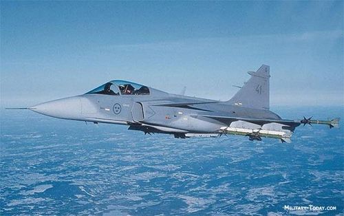 Saab JAS 39 Gripen là một loại máy bay chiến đấu hạng nhẹ do công ty hàng không Saab Thụy Điển phối hợp với Ericson (hệ thống điện tử) và Volvo (động cơ) chế tạo. Loại máy bay này sử dụng các công nghệ mới nhất để thực hiện các nhiệm vụ khác nhau như phòng không, đánh chặn, tấn công mặt đất và trinh sát. Gripen là khí tài quan trọng của lực lượng Không quân Thụy Điển trong thế kỷ 21. Hiện các nước như Cộng hòa Séc, Hungary, Nam Phi, Thái Lan và Anh đã tiếp nhận loại tiêm kích này.
