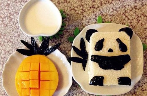 Một suất ăn đơn giản mô phỏng hình chú gấu trúc đáng yêu từ lát bánh mì và tấm rong biển đen dùng để cuộn sushi. 