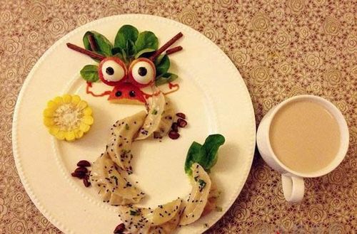  Bữa sáng mô phỏng hình chú rồng nhiều màu sắc, khá hấp dẫn với đối tượng trẻ nhỏ.