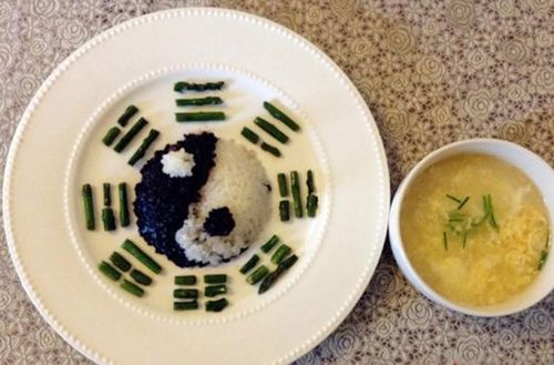 Một suất ăn sáng đơn giản với cơm, rau xanh được mô phỏng hình vòng xoáy âm dương. 